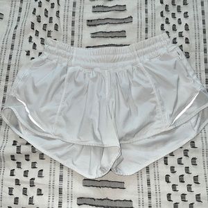 white lululemon hotty hot 2.5” shorts